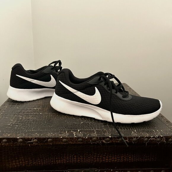 New, NWOT, Nike sneakers, Black w/white, Woman's 7.5, Tanjun - Picture 1 of 12